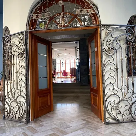 Castle Of Monte Cristo With Pool-Ilio Hotel Sarandë