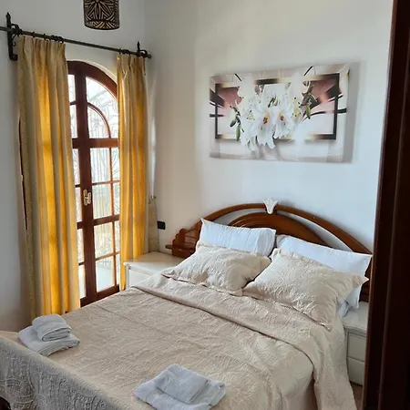 Castle Of Monte Cristo With Pool-Ilio Otel 4*